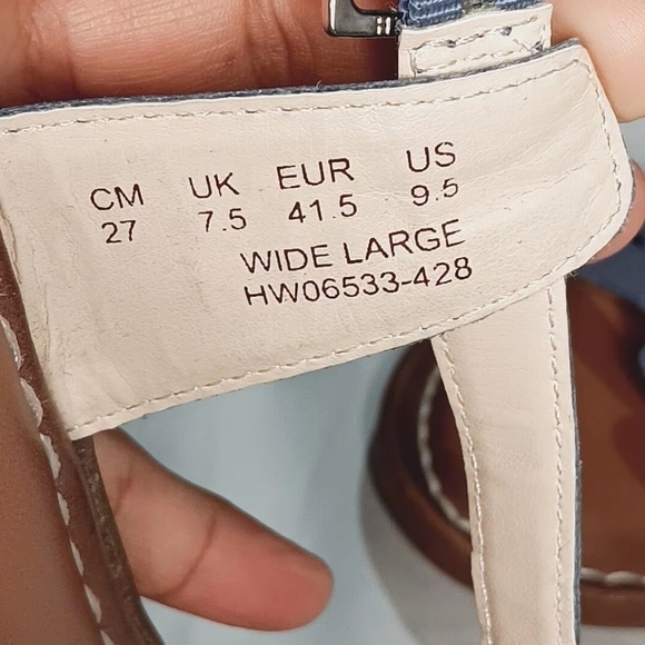 Women's Hush Puppies Olive T-Strap Sandal size 9.5 W large - Picture 6 of 7